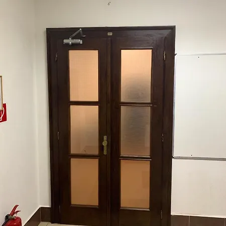 לינה וארוחת בוקר Circle Grosslingova